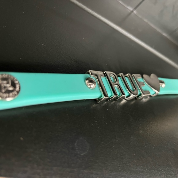 BCBG “TRUE 🤍” Teal Silicone Snap Bracelet - Picture 7 of 12